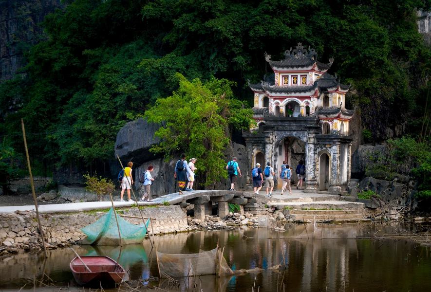Sapa to Ninh Binh by private car- Sapa Private Car Travel
