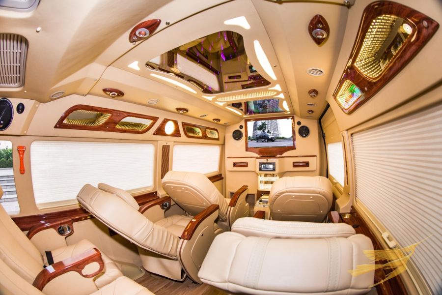 Limousine bus