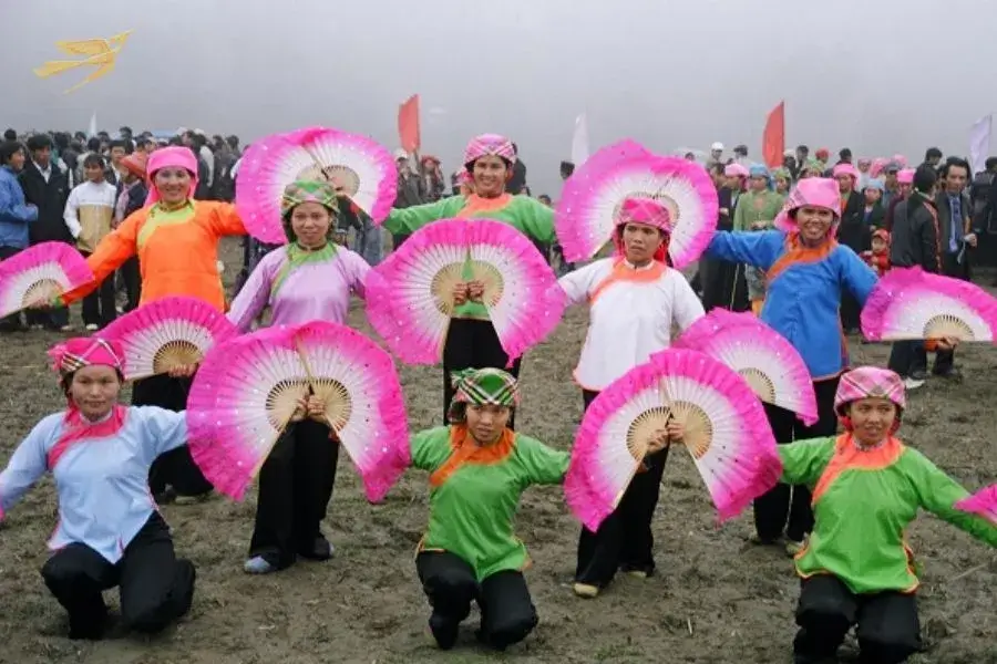 Giay people in Ta Van Sapa performing their traditional dance