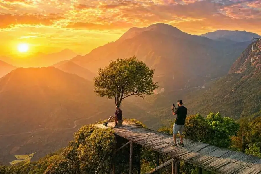 Watching sunset at Lonely Tree in the O Quy Ho Pass
